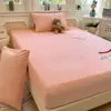 2026 Novo Lençol de Cama de Veludo de Leite Ajustado Peça Única Inverno Design Bordado de Rosto Sorridente Forrado com Lã Quente Lençol de Cama de Cobertura Total Conjunto de Três Peças