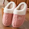 Chinelos de algodão impermeáveis de couro para homens, chinelos de algodão de inverno para casa com forro de pelúcia, chinelos de algodão de pelúcia quentes com sola grossa para mulheres, atacado