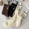 Calcetines de Cara Sonriente para Mujer, Estilos de Primavera, Otoño e Invierno, Calcetines de Media Pantorrilla, Modernos Calcetines Deportivos de Algodón Absorbentes de Sudor Negros y Blancos, Versátiles para Todas las Estaciones