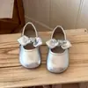 Zapatos de cuero tipo lazo para niñas estilo coreano, nuevo modelo primavera 2026, zapatos sencillos de suela blanda para niñas pequeñas, mocasines versátiles