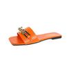 Sandalias y pantuflas para mujer 2023 Verano nuevo estilo de una pieza cadena metálica para exterior moda zapatos de dama 41-42
