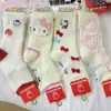 Meias de Cano Médio de Pelúcia Macias e Confortáveis, Estampa Nova de Gatinho Kt Cartoon Doce e Fofo para Outono e Inverno, Versáteis e Espessadas para Aquecimento