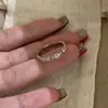 Anillo de Dedo Retro Vintage Estilo Old Money Parisino Francés Pétalo Leopardo Pedrería Chapado en Oro Blanco de 18 Quilates Sensación de Alta Gama