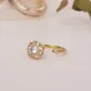 Anillo de Luz de Zirconia Incrustada en Oro Real Chapado en Cobre Transfronterizo Europeo y Americano Lujo Ligero Sensación de Alta Gama Anillo para el Dedo Joyería de Mano Versátil Fabricante Venta al por Mayor en Stock
