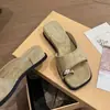 Pantuflas de Suela Gruesa con Punta Cuadrada sin Cierre para Mujer, Nuevos Sandalias de Cuña Retro Versátiles Decoradas con Metal para Verano 2026