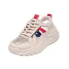Kt2669 nuevas sandalias casuales blancas transpirables populares con diseño hueco para mujer, de suela suave, de suela gruesa, zapatos de mujer modernos y versátiles