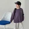 Tong Ku Roupa Infantil 2026 Outono Novo Estilo Série Montanha Estampa de Pinguim Camiseta Básica para Meninos Algodão Puro Versátil Tendência