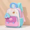 Nuevas mochilas de jardín de infantes estilo caricatura para niños, ultraligeras, a la moda, estilo coreano, modernas y diseñadas para proteger la columna vertebral de niños y niñas.