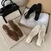 Sandálias de verão femininas 2026 novas, bico quadrado de temperamento, cabedal trançado, sem calcanhar, salto grosso de cristal francês, salto médio, vazado, sapatos de uma tira