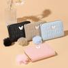 Cartera de mujer con borla de pelo y cremallera versión coreana de todo-partido simple acolchada con costura decorativa de mariposa cartera corta al por mayor