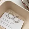 Brincos de Argola com Pérolas Populares em Estoque para Mulheres, Design de Nicho de Luxo Leve, Brincos Clássicos de Alta Qualidade Mais Vendidos