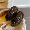 Sapatos de princesa para meninas, coleção primavera/outono 2026, prateados, sapatos de couro estilosos para crianças, com sola macia, antiderrapantes, adequados para apresentações