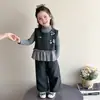 Conjunto de tres piezas a la moda estilo coreano para niñas con volantes, nueva colección otoño 2026, elegante conjunto de chaleco y pantalones de pierna ancha para niñas pequeñas