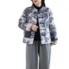 Nueva colección de invierno: Chaqueta de algodón holgada con estampado de pintura a tinta, que presenta un pequeño cuello mao, mangas largas y un cierre de botones retro.