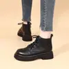 Botas estilo Martin de couro macio da moda, com sola grossa para mulheres, nova coleção outono/inverno 2026, sola macia, estilo britânico, cano baixo e forradas com fleece