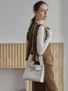Bolso de mano de cuero genuino de moda coreano de nicho, modelo popular nuevo de comercio exterior transfronterizo 2026, bolso bandolera simple de mano