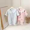 Nuevo Pelele Lindo de Vellón de Coral para Bebé Niña para Primavera y Otoño con Cuello de Encaje y Estampado de Dibujos Animados