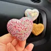 Coche amor creativo Diamante incrustado lindo corazón de durazno clip de perfume para aromaterapia de coche decoración de salida de aire acondicionado fabricante de decoración para coche