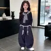 Conjunto de Dos Piezas para Niñas: Chal Rayado, Camiseta Base y Pantalones de Pierna Ancha. Nuevo Conjunto Casual de Moda Primavera y Otoño para Niños Tallas Mediana y Grande. Venta al por Mayor.