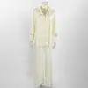 Design de nicho estilo FCB francês, conjunto de camisa de manga longa amarela solta e calças para mulheres, apresentando um estilo relaxed e casual, de perna larga.
