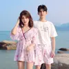 Moda Praia Casal Amazon Estilo Coreano Estampa Fashion Blusa Modeladora que Cobre a Barriga Saia Dividida Conjunto de Três Peças Calça de Praia Conservadora Masculina