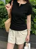 Camiseta de verano para mujer, color liso, corte ajustado, manga corta, con cuello Henry y botones, cuello en V medio abierto, adecuada como prenda básica