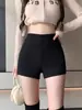 Shorts sexys de alta gama en color negro para mujer, de la colección primavera/otoño 2026, de cintura alta, corte A con cremallera lateral, diseñados para figuras petite y realce de glúteos