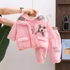 Conjunto de Inverno para Meninos e Meninas 2027 Novo Estiloso Colete de Desenho Animado Bebê Lã Espessada com Capuz Conjunto de Três Peças Atacado