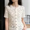 Camisa top blanca de verano 2026 para mujer, de estilo francés, dulce y versátil, con diseño calado, cuello redondo, de un solo botón y manga corta