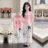 Conjunto de Dos Piezas de Moda Verano 2026: Camiseta de Manga Corta con Estampado de Letras, Pantalones Anchos Casuales Delgados con Lazo de Encaje para Niñas