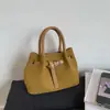 Bolsos Retro para Mujer Otoño e Invierno 2025 Nuevo Bolso de Hombro Cruzado de Alta Gama para Viajes Diarios Bolso Cubo Plegado Coreano