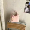 Bolso de Mano Pequeño de Alta Gama de Moda para Mujer, Nuevo Modelo de Verano 2026, Bolso Cruzado Tipo Cubo de Lujo Ligero de Nicho