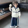 Conjunto de Moletom com Capuz e Estampa de Letras Patchwork com Gola Reversível para Meninos Conjunto de Duas Peças Casual Esportivo para Crianças Meninos Pequenos Tendência Outono Primavera