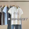 Camiseta Casual Retro Americana com Estampa de Letras de Manga Curta com Design nos Ombros e Top Slim Fit para Mulheres Primavera M0310D
