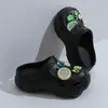 Zuecos nuevos y simples antideslizantes para niñas, pantuflas versátiles para uso exterior, baño, enfermera, diseño de dibujos animados fresco y transpirable