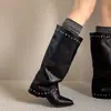 Botas altas retro de punta para mujer, versátiles, negras, con tachuelas, plisadas, con hebilla de volantes, de pierna ancha, estilo 'hot girl', botas de montar