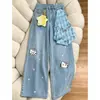 Chao Li tiene en stock unos nuevos pantalones azules de pierna ancha para mujer con bordado de gato, un pañuelo cuadrado de cuadros y estampado de estrellas.