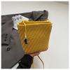 Bolso Pequeño Tejido Estilo Occidental para Mujer 2025 Nuevo Estilo Coreano Diseño Nicho Bolso Bandolera Bolso Balde Trendy Bolso para Teléfono Móvil para Salir