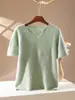 Blusa feminina de malha macia com textura, gola V pequena, mangas curtas, corte justo, cor sólida simples, para usar por baixo.
