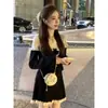 Conjunto adelgazante de principios de otoño europeo, nuevo estilo 2026 para mujeres petite, estilo suave, conjunto de dos piezas con vestido de punto de color contrastante