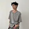 Camiseta corta de manga corta a rayas acanaladas, versátil y juvenil, de corte holgado, con diseño de cuello con hebilla metálica, para hombre y mujer
