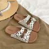 2026 Novas Chinelos de Bolinhas com Solado Grosso para Mulheres Moda Verão Sandálias com Fivela Quadrada e Tiras Duplas Chinelos Macios Antiderrapantes