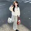 Atuendo Versátil Estilo Universitario para Primavera y Otoño: Nuevo Conjunto de Dos Piezas con Top de Dibujo Animado Hello Kitty con Cuello y Pantalones de Pierna Ancha a Cuadros
