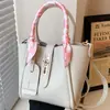 Bolsa de Textura de Luxo Feminina 2023 Nova Bolsa de Ombro Simples Popular Grande Capacidade para Carregar na Mão Simples Estilo Ocidental Bolsa Tote