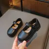 Sapatos de Princesa para Meninas 2026 Primavera/Outono Nova Moda Sapatos Pequenos de Couro Estilo Britânico Solado Macio Estilo Coreano Sapatos Individuais para Crianças Pequenas Mocassins