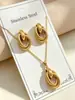 Colar Cruzado Europeu e Americano Dourado Inoxidável de Aço Titânio para Mulheres, Conjunto de Brinco e Colar de Aço Inoxidável com Design de Nicho da Moda