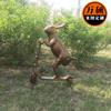 Plástico reforzado con fibra de vidrio imitación cobre linda escultura de animal pequeño escultura de conejo patinador adornos de decoración de paisaje de parque y comunidad