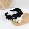 Diadema de Letras para Mujer con Borde de Volantes de Oreja de Madera Estilo Pequeño Fragante Celebridad de Internet Estilo Francés Retro Gama Alta Pinzas Negras para el Cabello