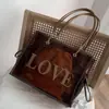 Bolsa de Ombro Grande Capacidade Feminina de Verão Versátil 2026 Nova Transparente de Gelatina com Design Texturizado, Adequada para o Dia a Dia Bolsa Tote