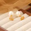 Brincos de Luxo Acessível de Design de Nicho Francês, Brincos de Pétalas com Pérolas de Água Doce, Brincos Elegantes e Versáteis para Mulheres
